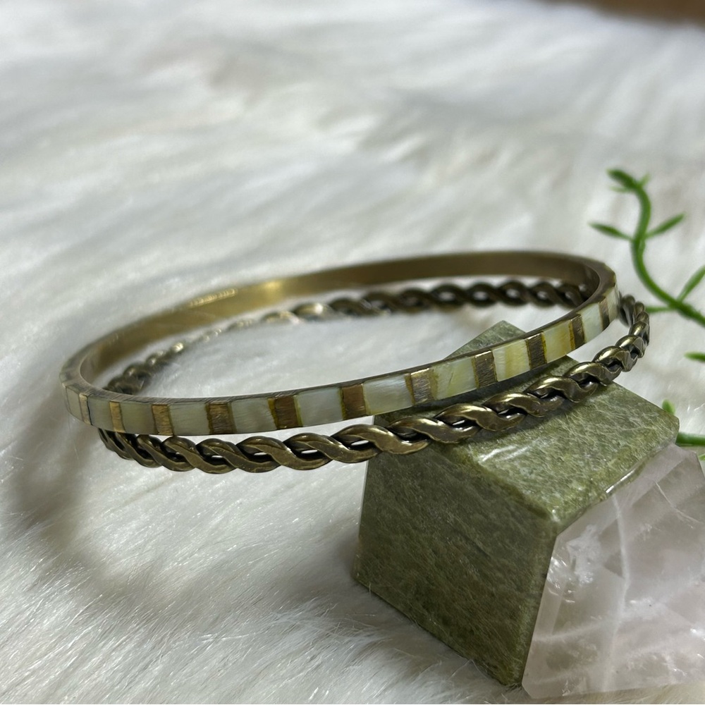 Vintage mother or pearl brass tone twisted Bangle bracelet (2pcs) - Picture 4 of 7